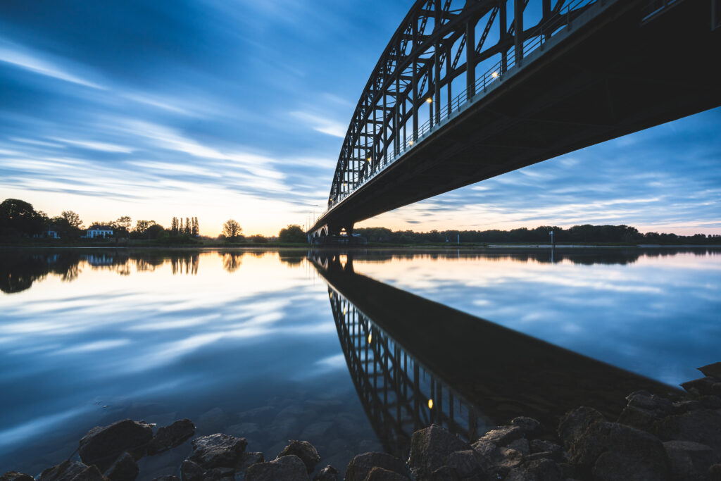 brug over water met zonsondergang